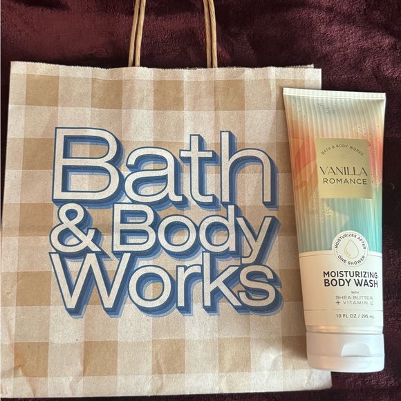 NEW Bath & Body Works Vanilla Romance Moisturizing Body Wash Shea Butter 10 oz - Picture 3 of 3